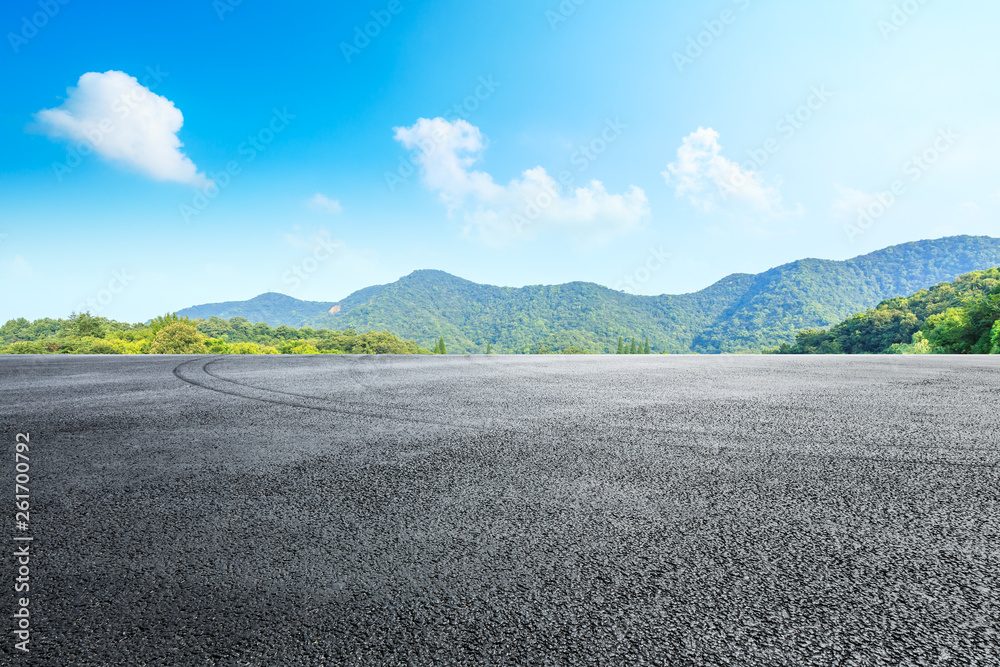 蓝天景观的沥青赛道地面和山脉