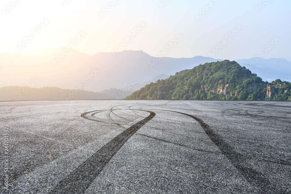 空旷的沥青赛道场地和山地景观