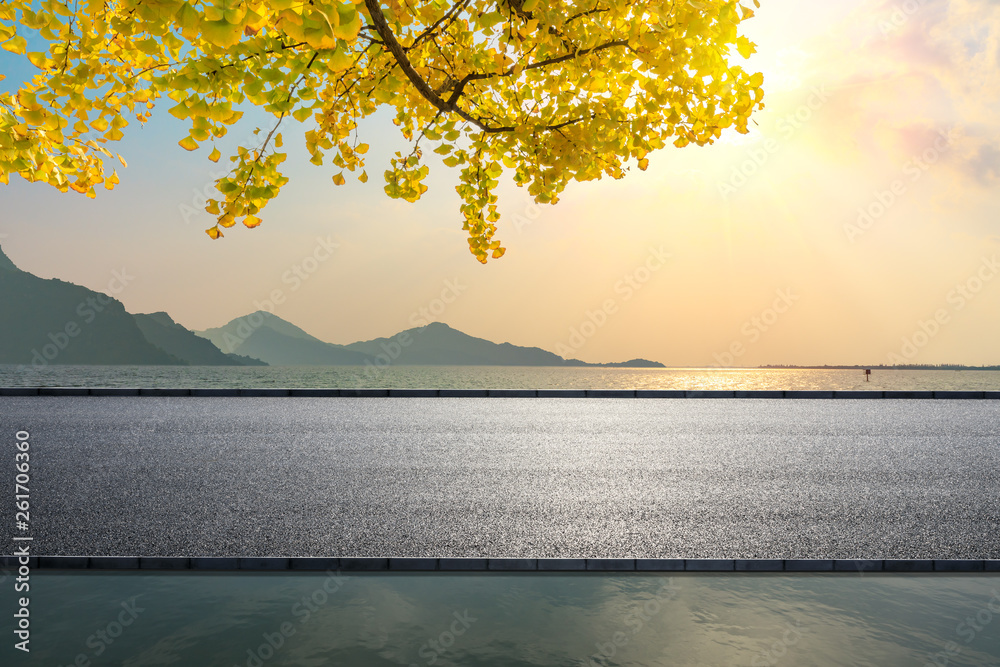 空旷的柏油路和有山地景观的河流