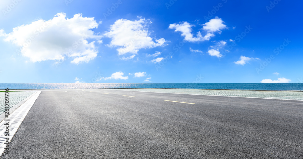 空旷的柏油路和蓝天背景的大海