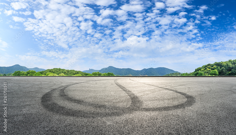 蓝天景观的沥青赛道地面和山脉