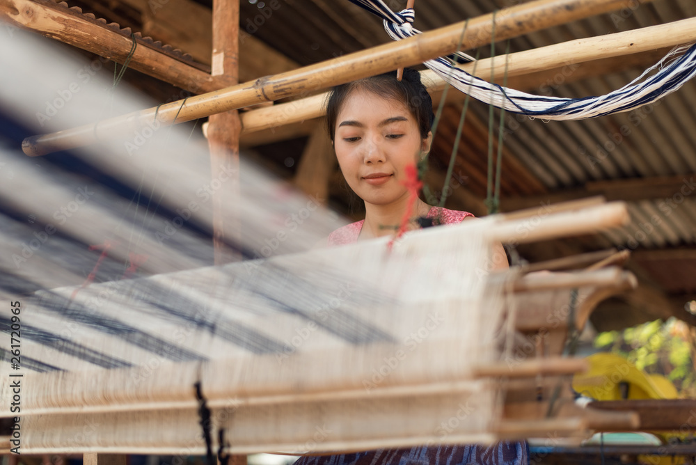 年轻女性用泰国传统织机编织