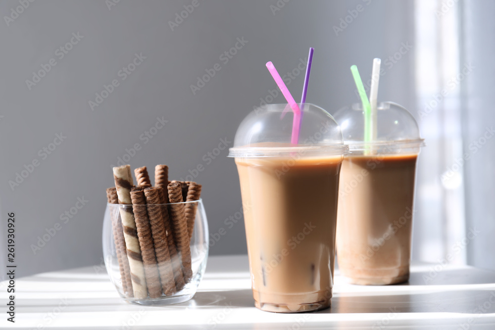 白色桌子上的几杯美味的frappe咖啡