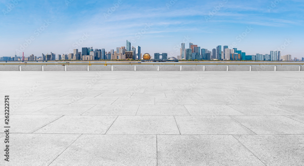 空荡荡的方形瓷砖和城市建筑的天际线。