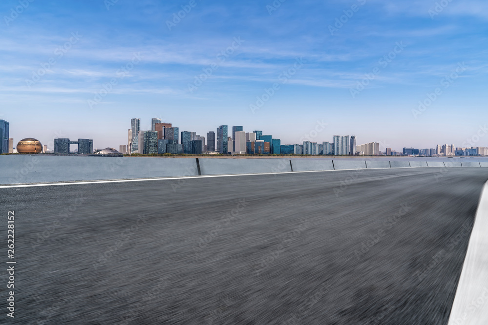 城市建筑的道路和天际线