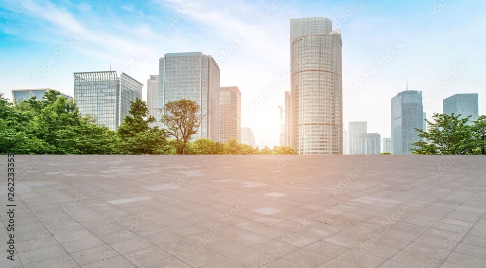 空荡荡的方形瓷砖和城市建筑的天际线。