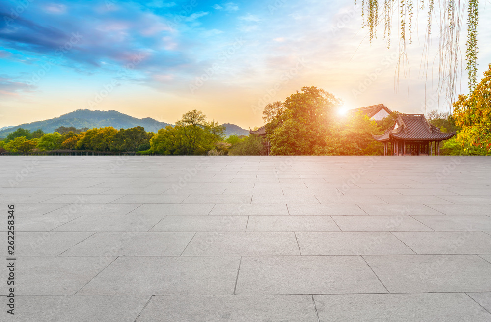 空旷的方砖和自然景观……