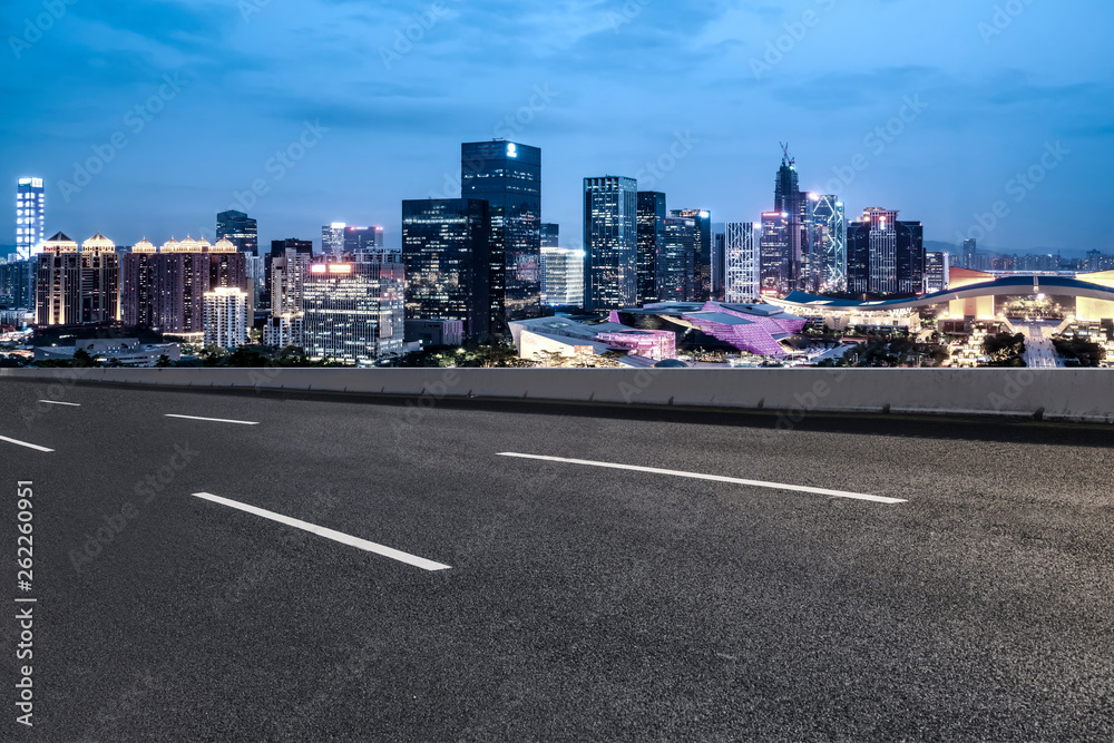 城市建筑的道路和天际线……