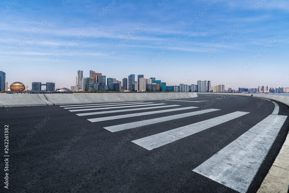 城市建筑的道路和天际线