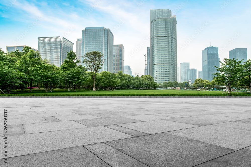 空的方形瓷砖和城市建筑的天际线。