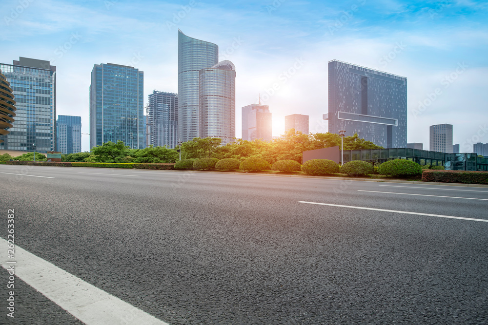 城市建筑的道路和天际线