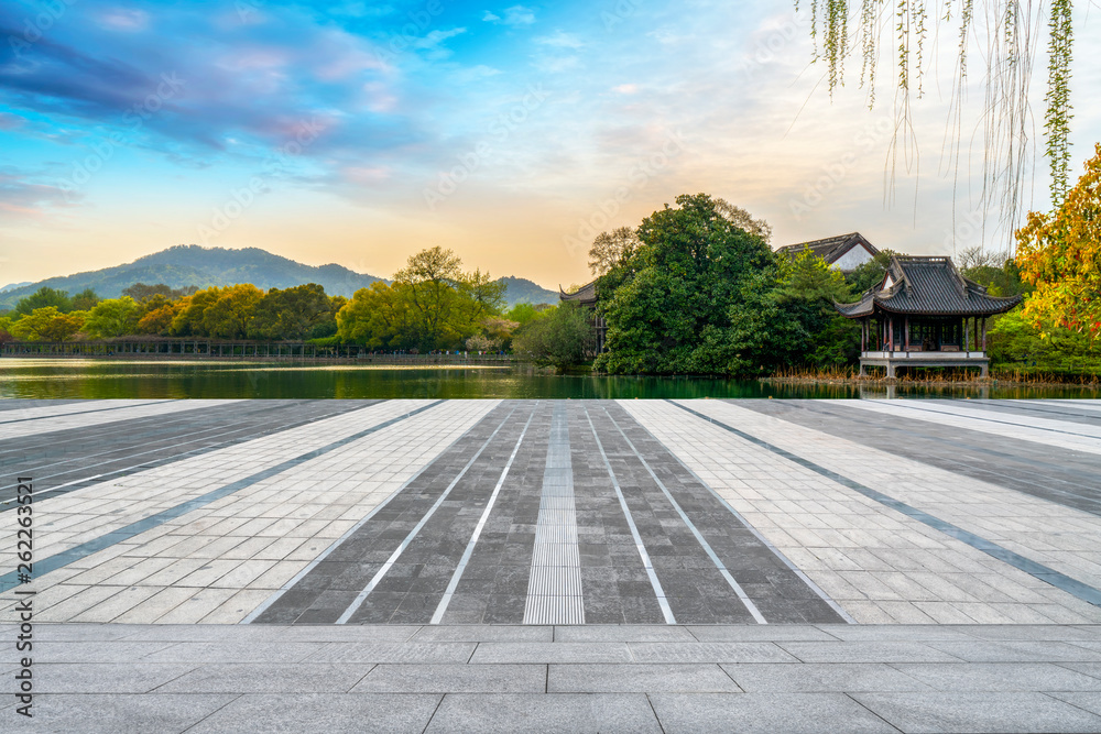 空旷的方砖和自然景观……