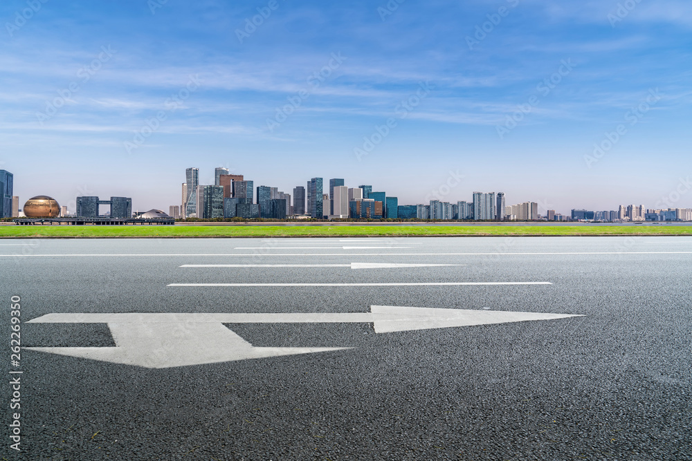 城市建筑的道路和天际线