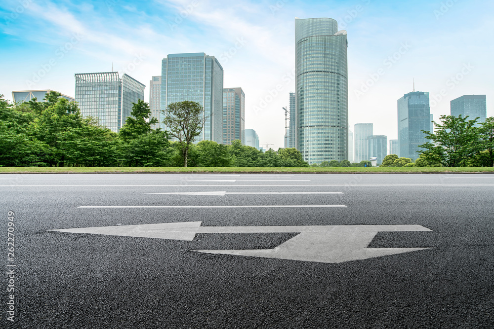 城市建筑的道路和天际线