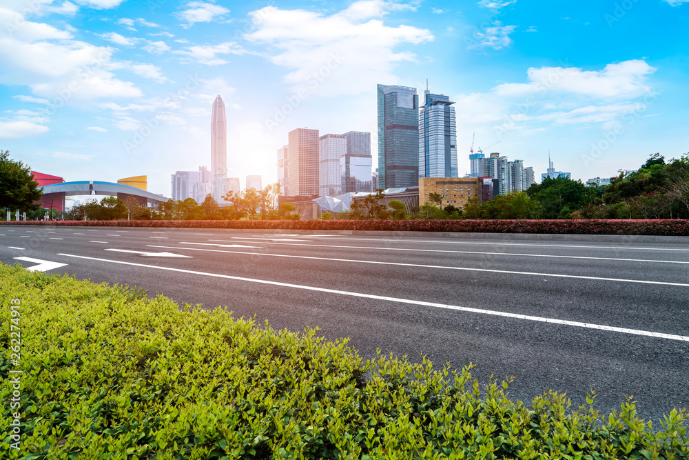 城市建筑的道路和天际线……