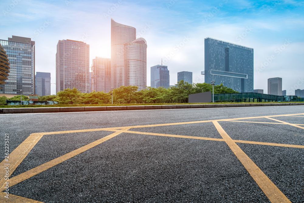 城市建筑的道路和天际线