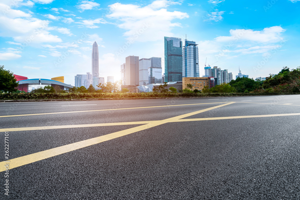 城市建筑的道路和天际线……