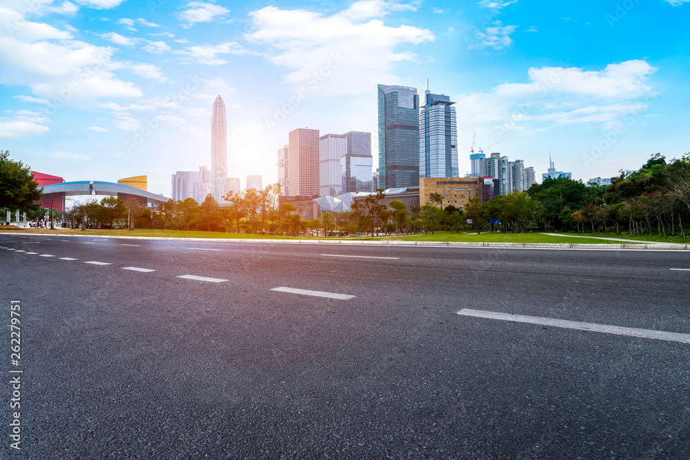 城市建筑的道路和天际线……