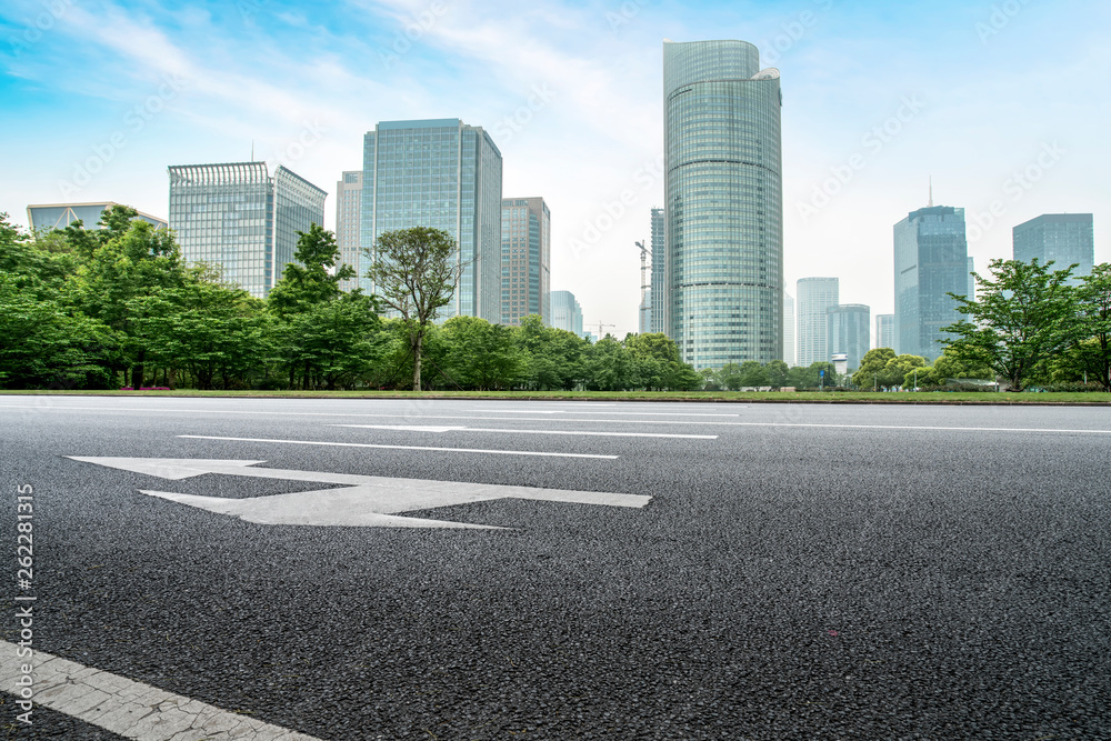 城市建筑的道路和天际线