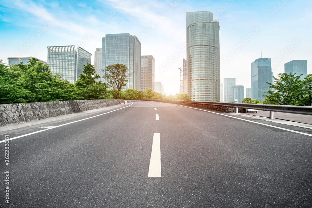 城市建筑的道路和天际线