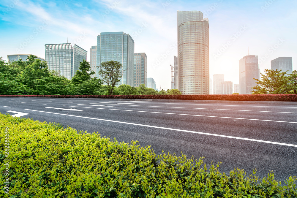 城市建筑的道路和天际线