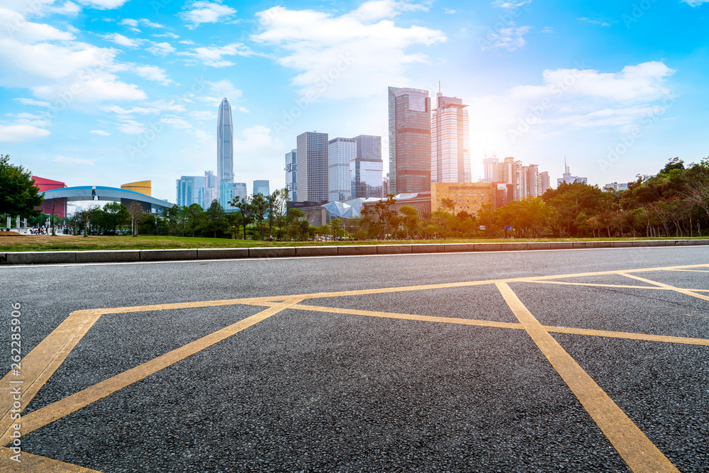 城市建筑的道路和天际线……