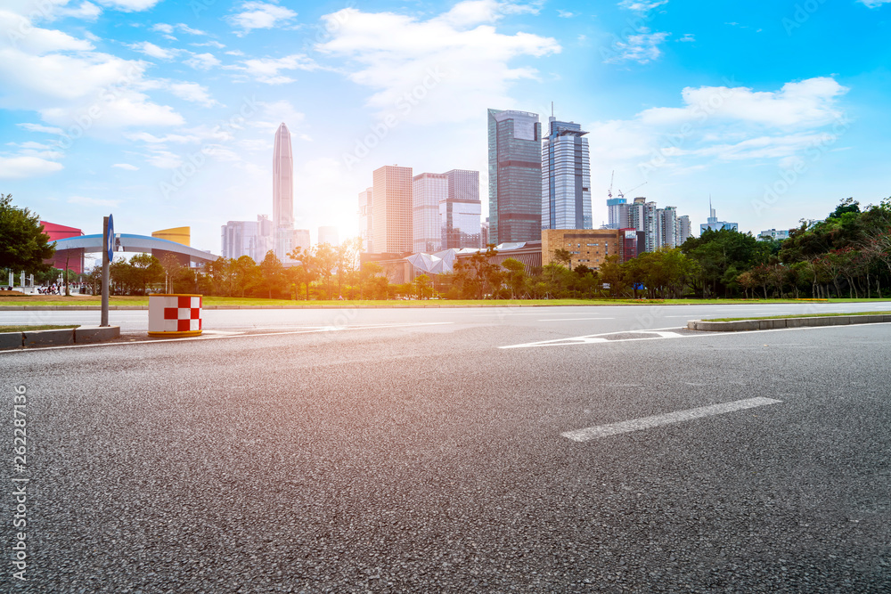 城市建筑的道路和天际线……