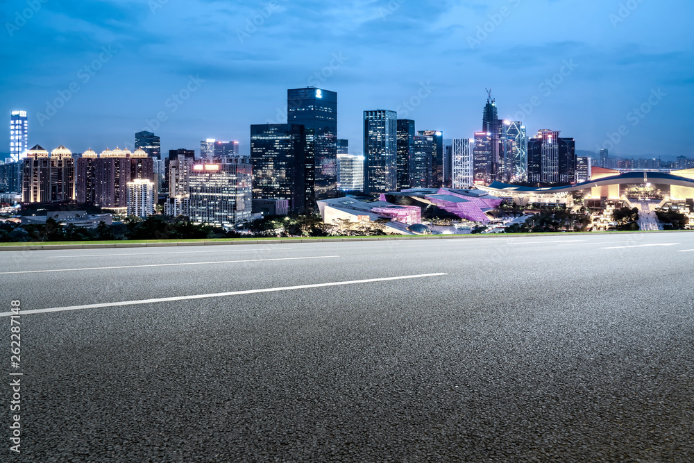 城市建筑的道路和天际线……