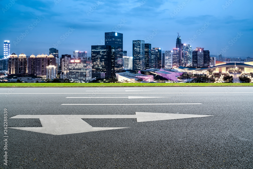 城市建筑的道路和天际线……