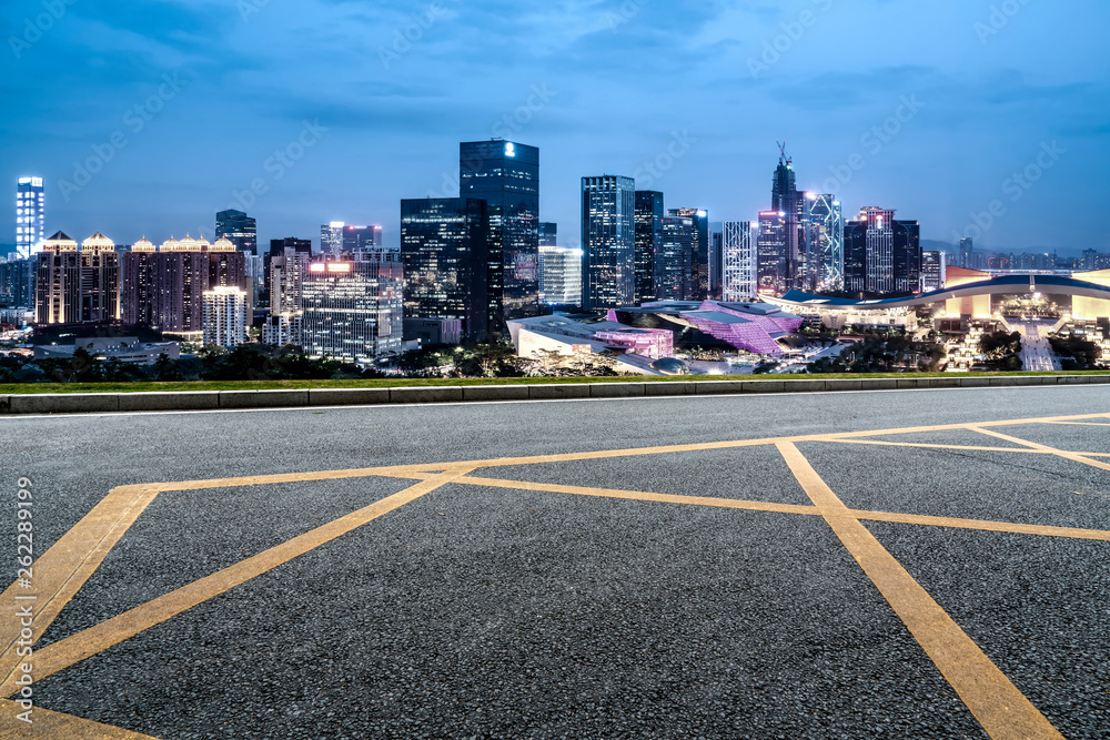 城市建筑的道路和天际线……