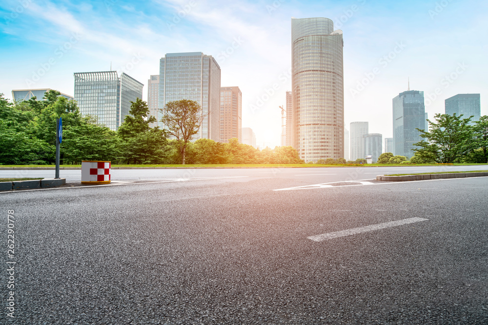 城市建筑的道路和天际线