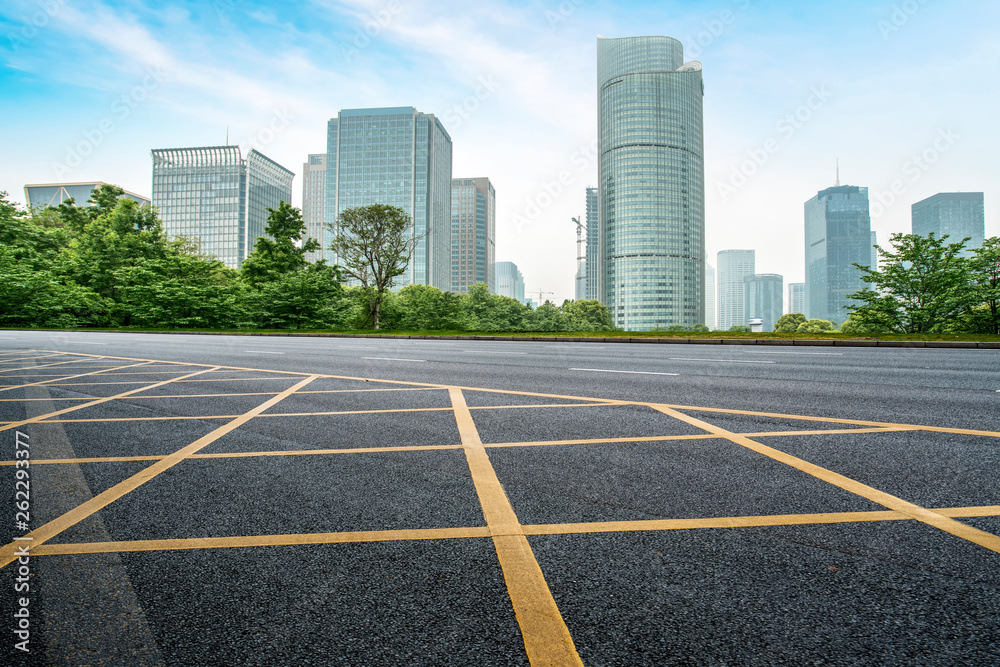 城市建筑的道路和天际线