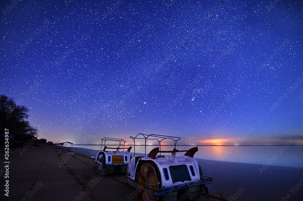 夜晚的星空和湖泊。