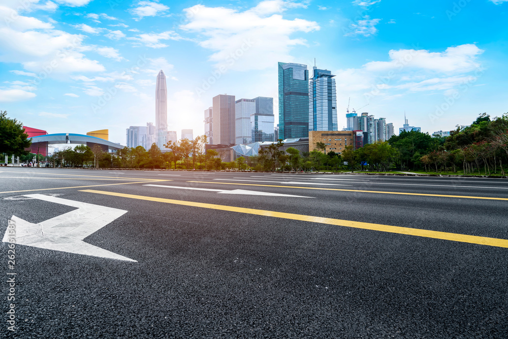 城市建筑的道路和天际线……