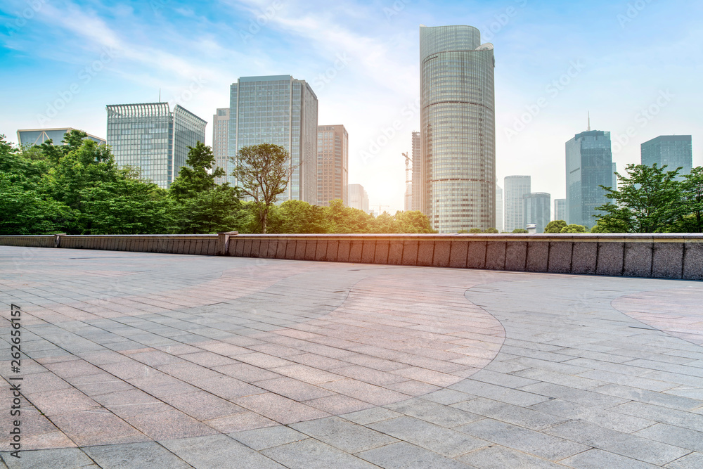 空的方形瓷砖和城市建筑的天际线。