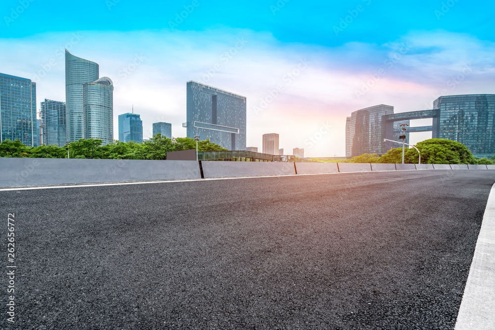 城市建筑的道路和天际线