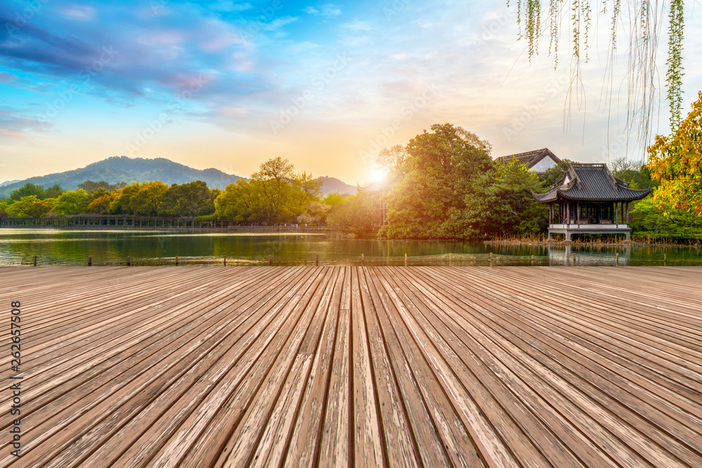 空旷的方砖与自然景观……