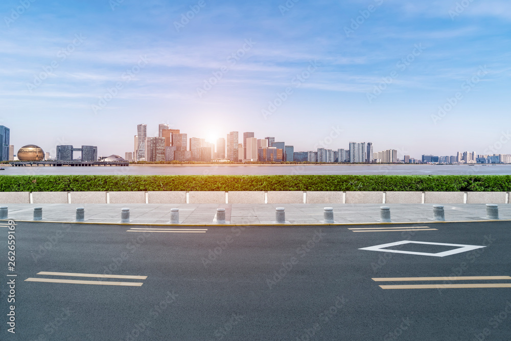 城市建筑的道路和天际线