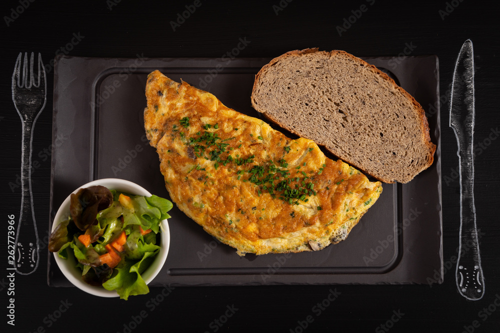 Omlette mit Salat und Brot