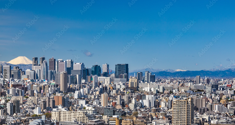 青空とビル群