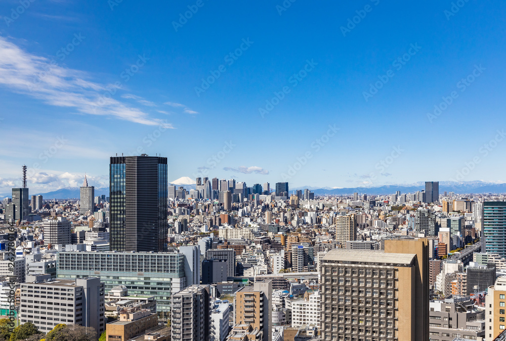 青空とビル群