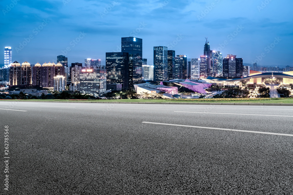 城市建筑的道路和天际线……