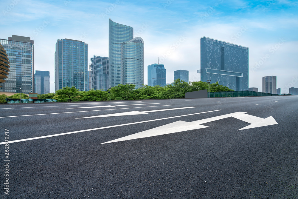 城市建筑的道路和天际线