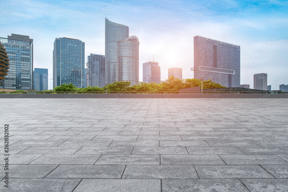 空荡荡的方形瓷砖和城市建筑的天际线……