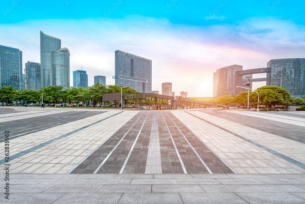 空荡荡的方形瓷砖和城市建筑的天际线。