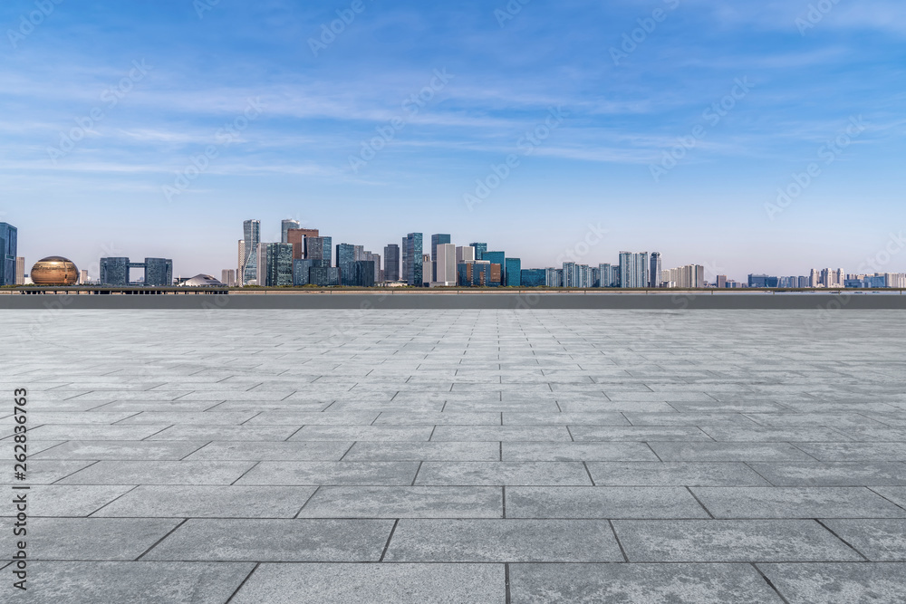 空荡荡的方形瓷砖和城市建筑的天际线……