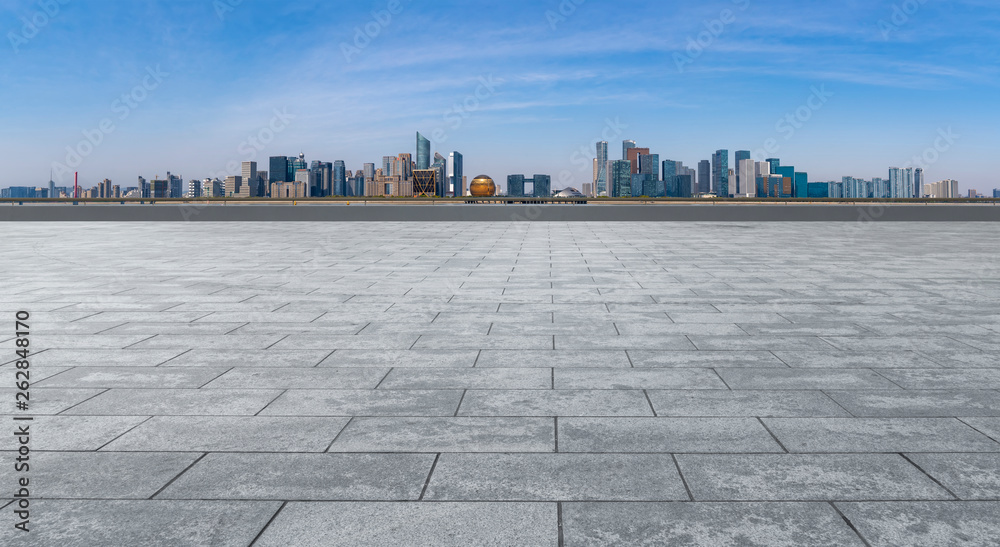 空荡荡的方形瓷砖和城市建筑的天际线。