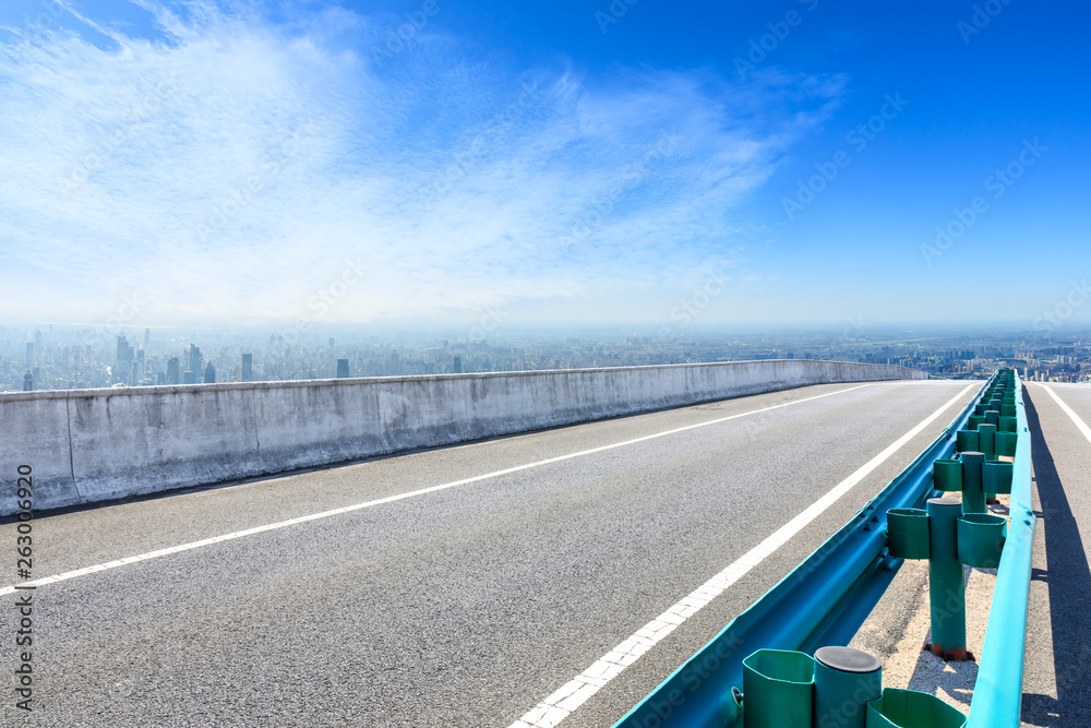 中国上海城市天际线和空旷的柏油路风景