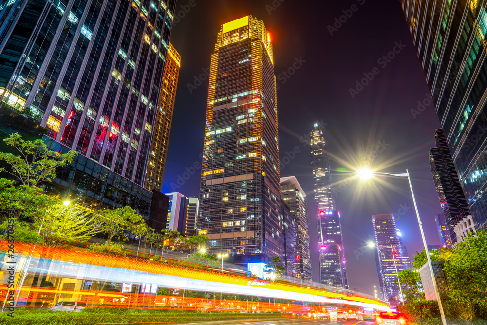 道路城市夜景建筑和模糊车灯……