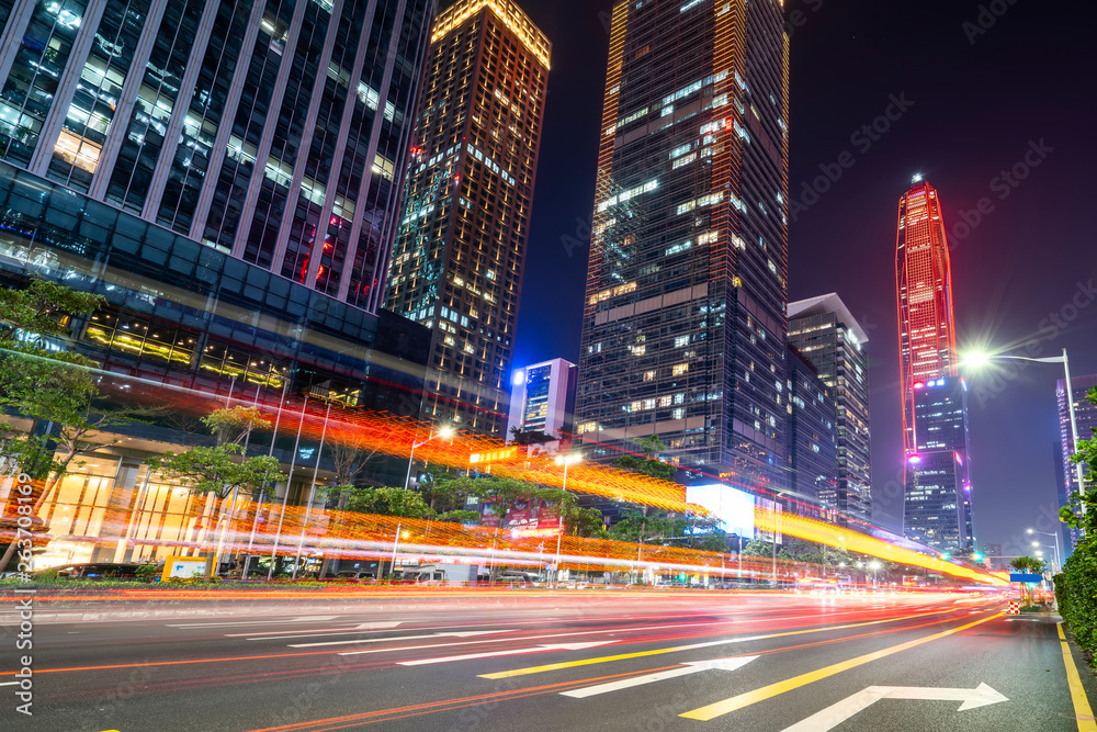 道路城市夜景建筑和模糊车灯…